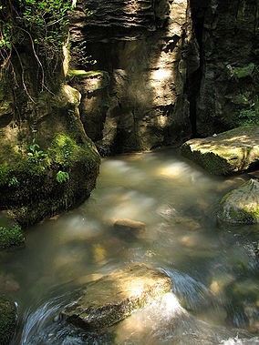 Pestera si izbucul Izvorul Albastru al Izei